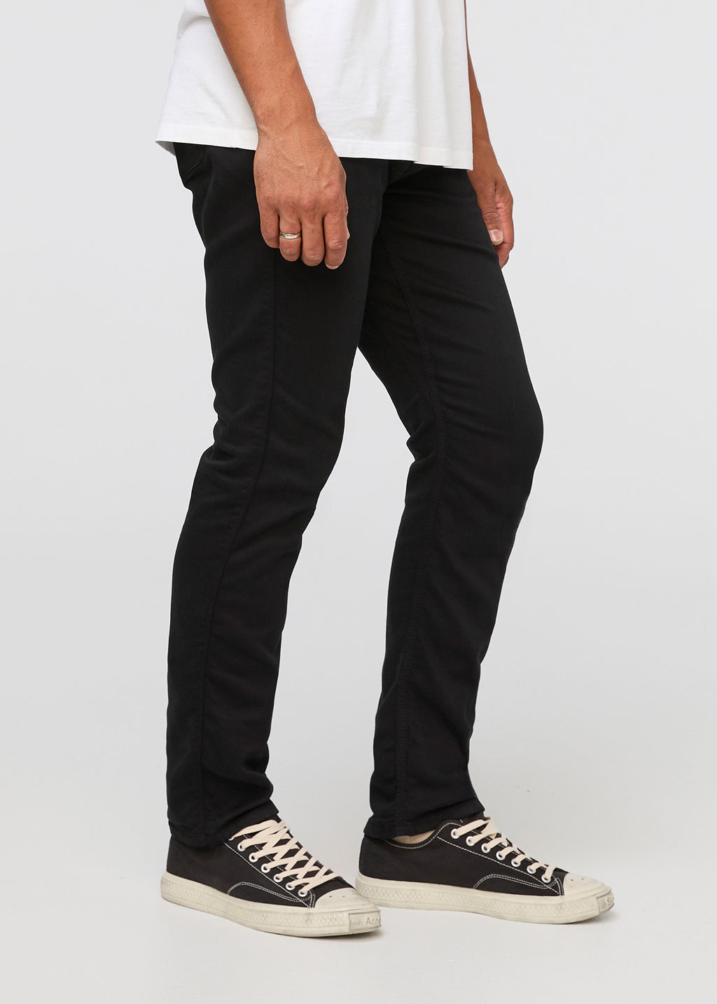 DUER No Sweat Athletic Taper in Black