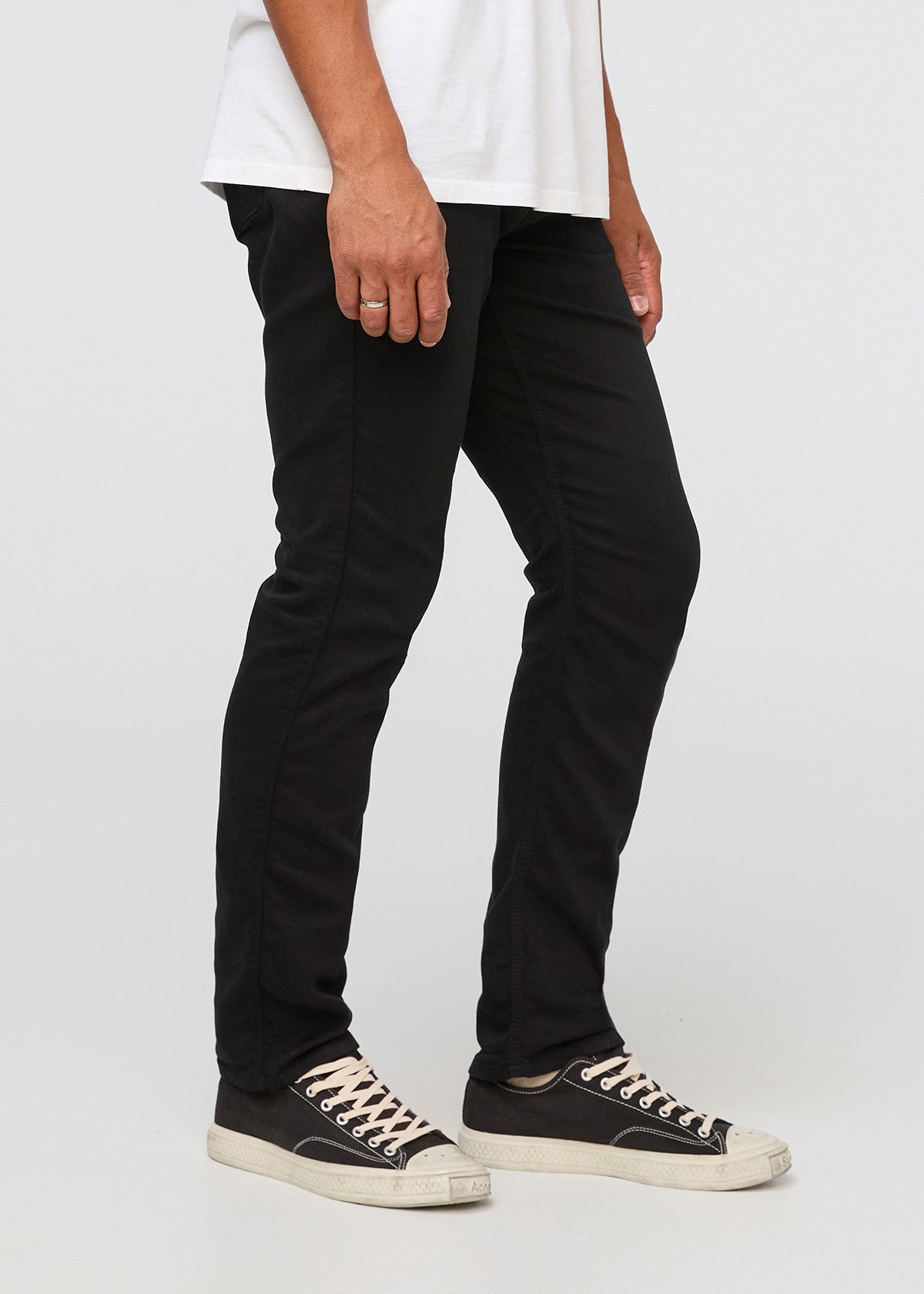 DUER No Sweat Athletic Taper in Black