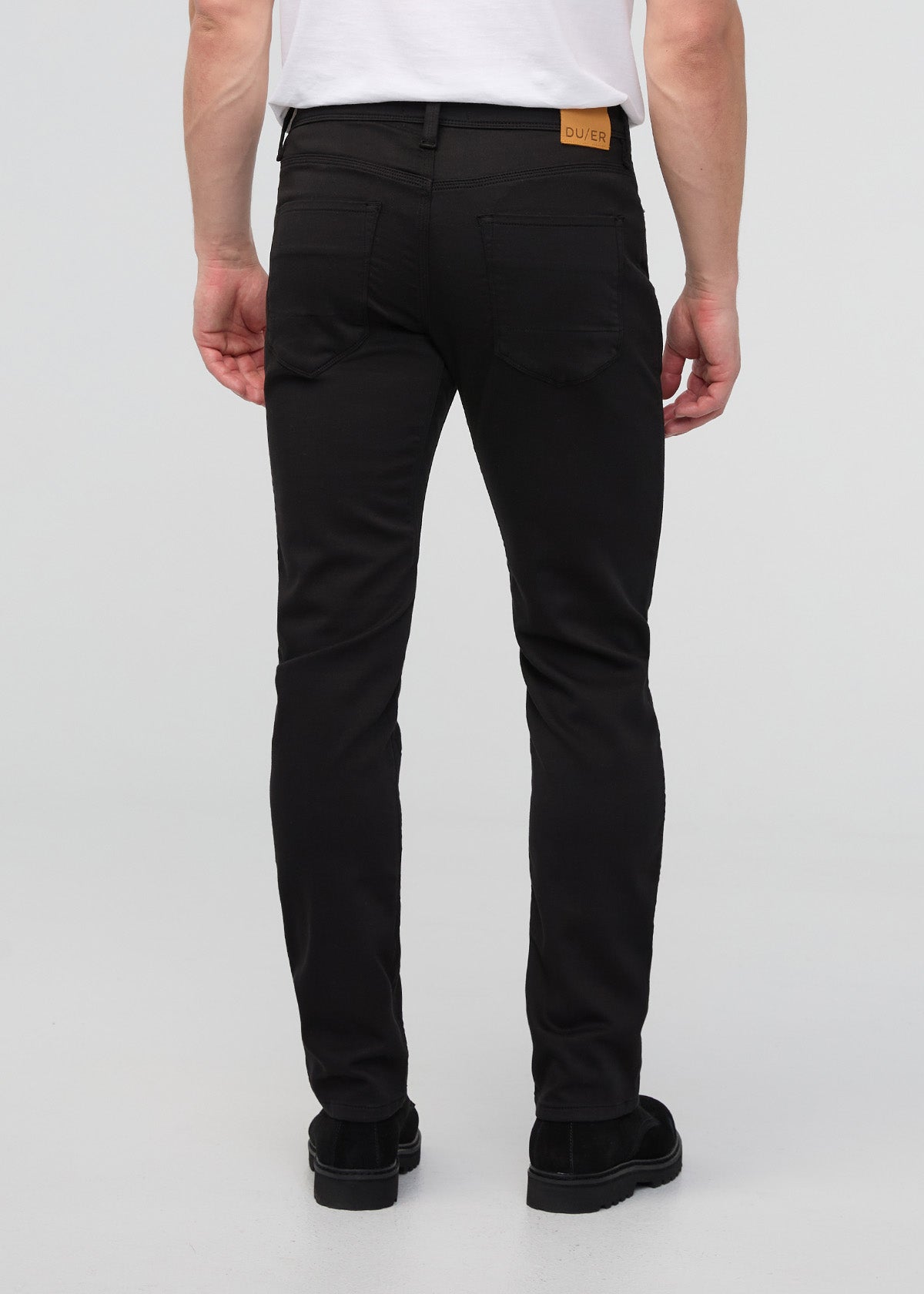 DUER No Sweat Slim Straight in Black