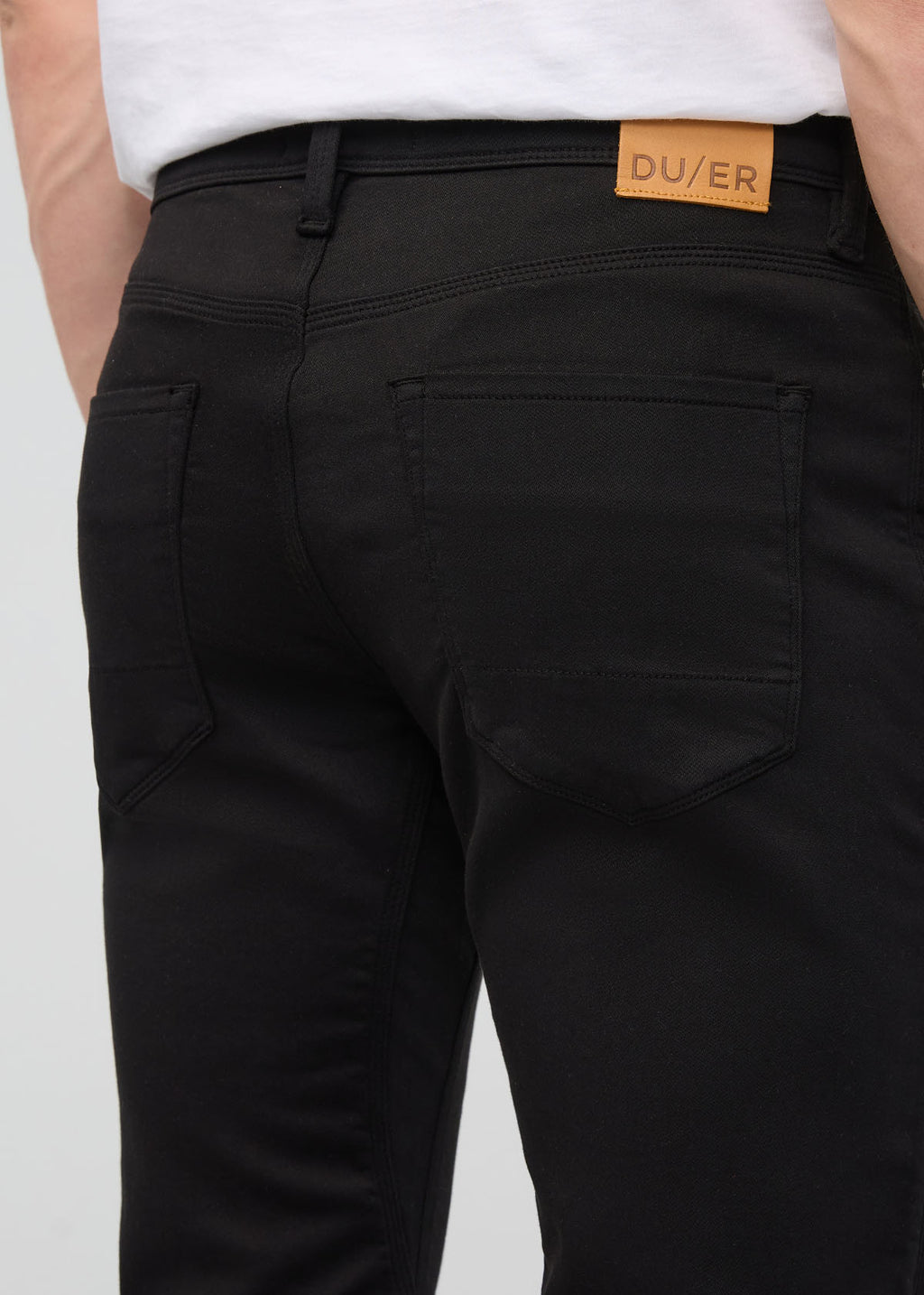 DUER No Sweat Slim Straight in Black